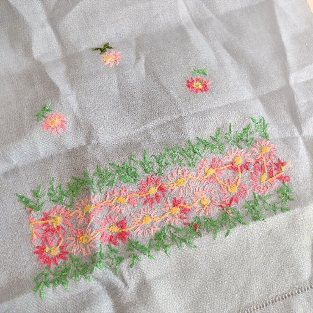 Vintage Dresser Scarf Embroidered Daisies Pink Light Blue 11 X 20 - Picture 3 of 6